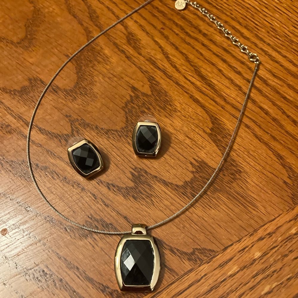 Black and gold set